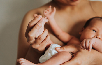 Imagem: https://blog.hospitalbaiasul.com.br/clinica-e-maternidade-santa-helena/contato-pele-a-pele-conheca-os-beneficios-para-os-recem-nascidos/
