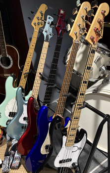 Imagem: https://www.reddit.com/r/BassGuitar/comments/1tchuo6/i_think_i_need_an_intervention/?tl=pt-br