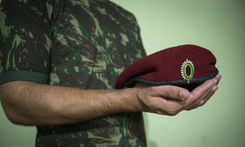 Imagem: https://oglobo.globo.com/rio/pericia-constata-lesao-grave-em-soldado-vitima-de-trote-violento-em-quartel-do-exercito-no-rio-23031910